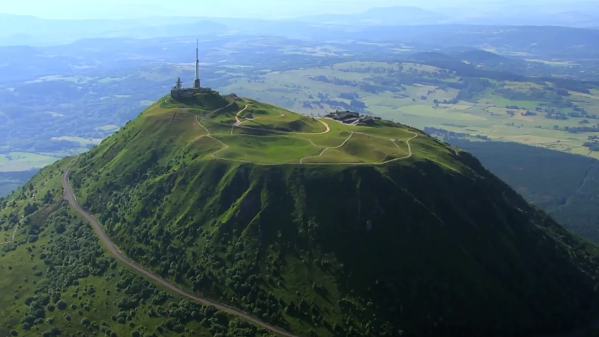 Film Des Racines et des Ailes « Du Puy-de-Dôme au Cantal, la terre des volcans »
